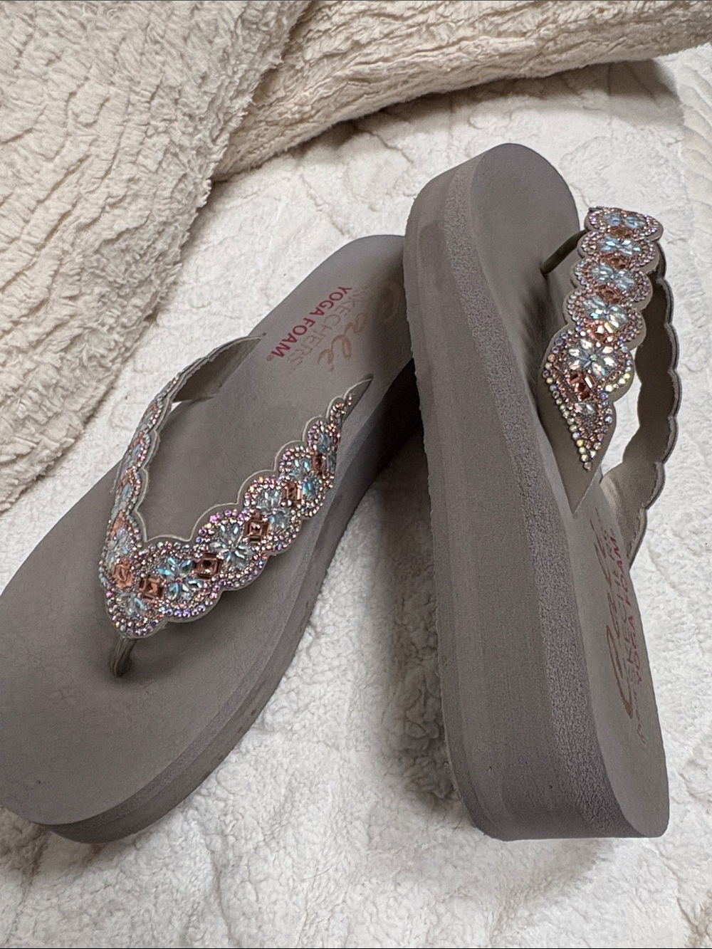 Skechers Women’s Taupe Yoga Foam Embellished Thong Sandals - Picture 3 of 4